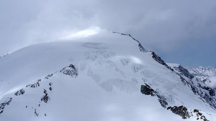 İsviçre Alplerindeki buzullar, 1931'den beri yarı yarıya eridi