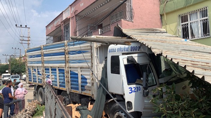 Adana’da bir kişiyi ezen kamyon, fırının odunluğuna girdi