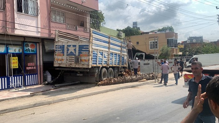 Adana’da bir kişiyi ezen kamyon, fırının odunluğuna girdi