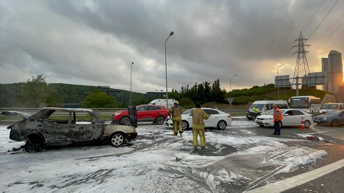 Kağıthane'de seyir halindeyken kaza yapan otomobil alev alev yandı