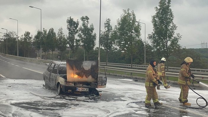 Kağıthane'de seyir halindeyken kaza yapan otomobil alev alev yandı