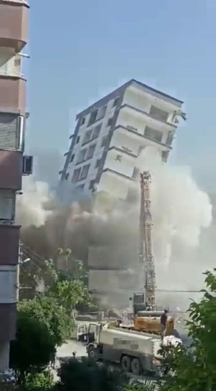 İzmir'deki 10 katlı bina kontrollü yıkıldı