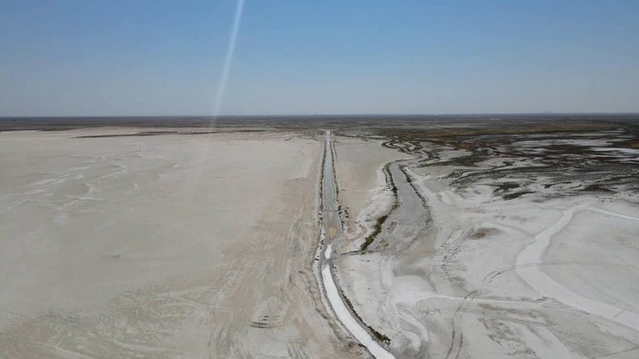 Tuz Gölü'ne borularla su taşındı, flamingolar canlandı