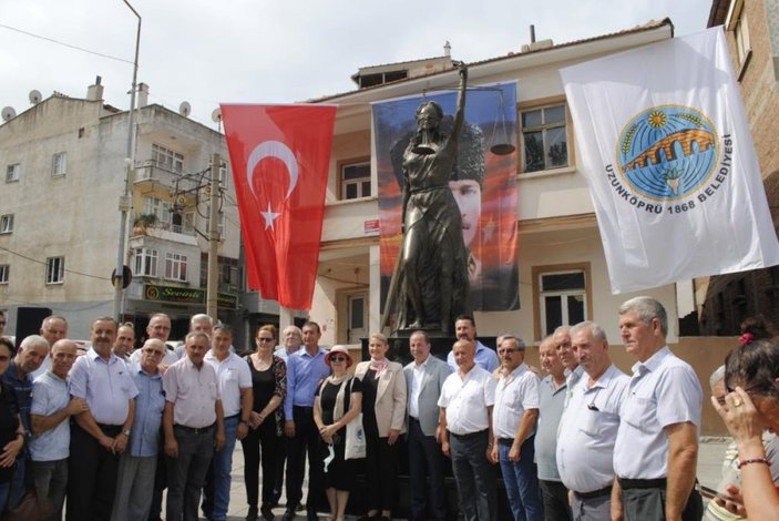 CHP'li Uzunköprü Belediyesi heykel açılışı yaptı