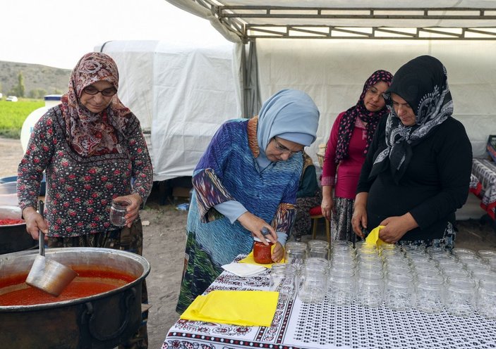 Emine Erdoğan, tarlada kadın çiftçilerle domates topladı