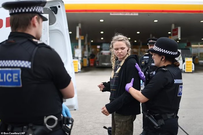İngiltere'de petrol karşıtı aktivistlerden gösteri