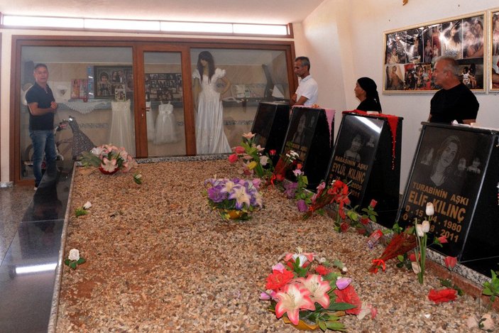 Kahramanmaraş’ta eşi ve 3 çocuğunun mezarlarını müzeye çevirdi