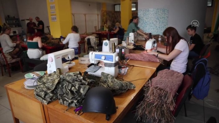 Ukrayna'da gönüllüler cephedeki askerler için kamuflaj hazırlıyor
