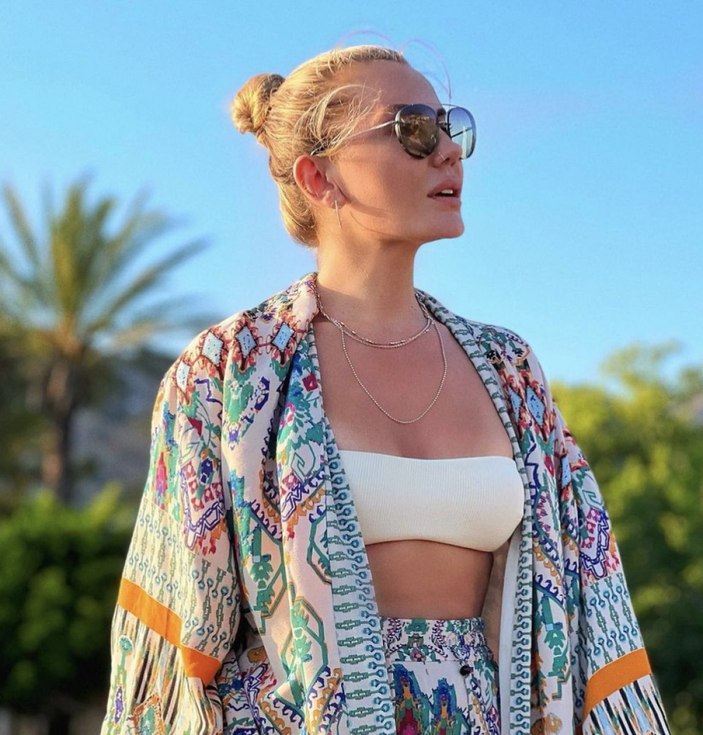 Esra Erol'un kardeşi Eda Erol mini elbisesiyle yürek hoplattı! 'Barbie bebek gibisin'