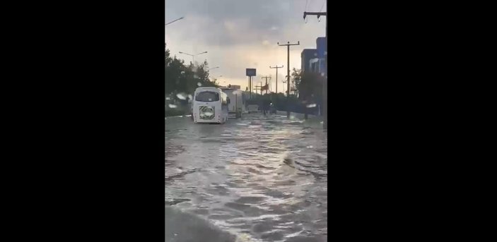 İzmir'de sağanak yağmur hayatı felç etti