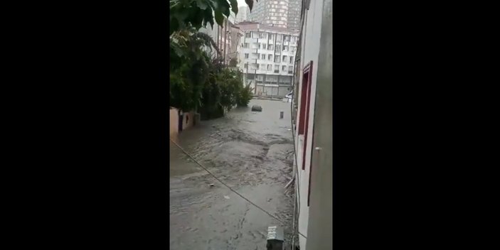 İstanbul'da yağmur nedeniyle su baskınları yaşanıyor