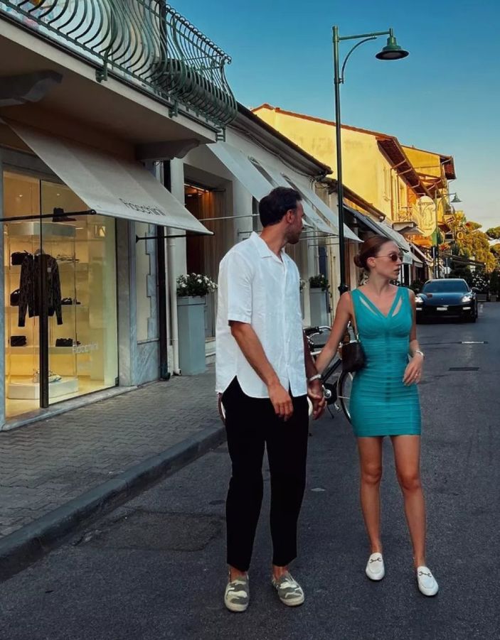 Duygu Özaslan sütyene veda etti, göğüs dekoltesi ortalığı yıktı!