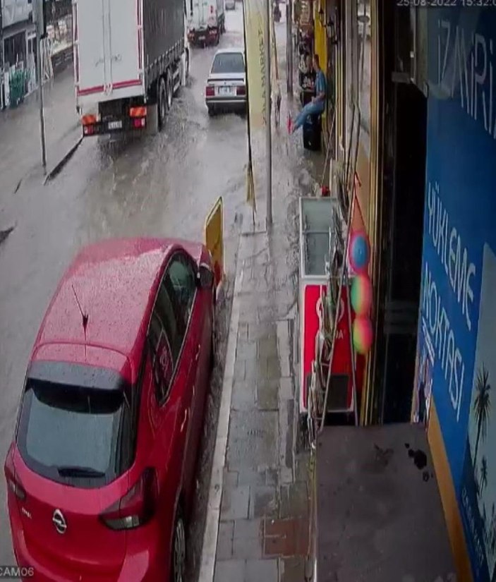 İzmir'de sağanak yine taşkına neden oldu