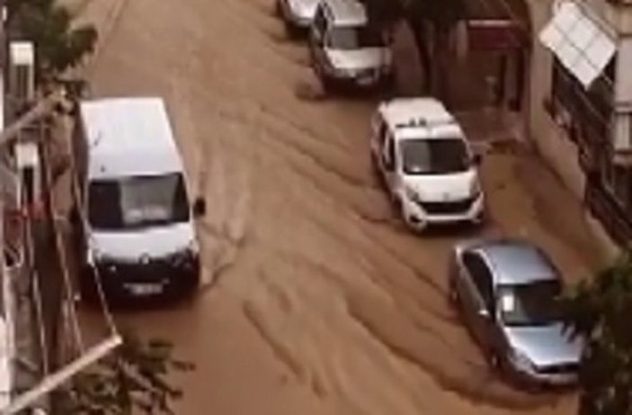 İzmir'de sağanak yağış: Sokakları su bastı