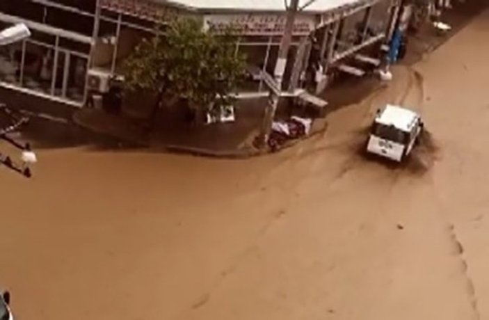 İzmir'de sağanak yağış: Sokakları su bastı