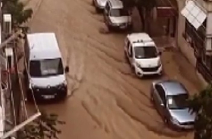 İzmir'de sağanak yine taşkına neden oldu
