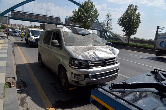 Ankara'da hafif ticari araç durağa daldı: Polis ile eşi öldü