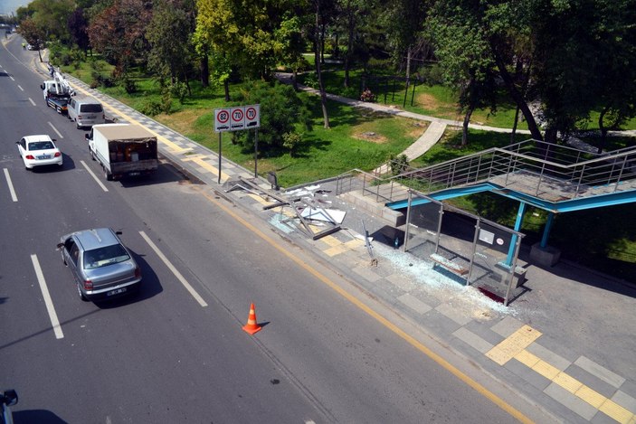 Ankara'da hafif ticari araç durağa daldı: Polis ile eşi öldü