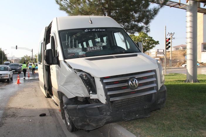 Elazığ'da yolcu minibüsü ile otomobil çarpıştı: 8 yaralı