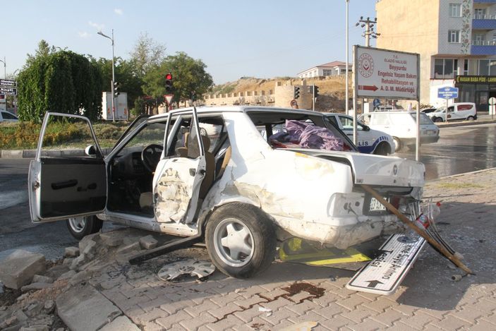 Elazığ'da yolcu minibüsü ile otomobil çarpıştı: 8 yaralı
