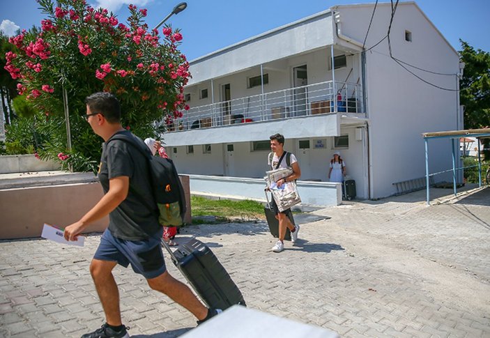 Çeşme ve Kuşadası'nda gençlerin ücretsiz yurtlardaki tatili