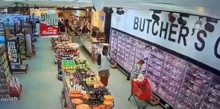 Güney Afrika'da market arabasından alınan bebek son anda fark edildi