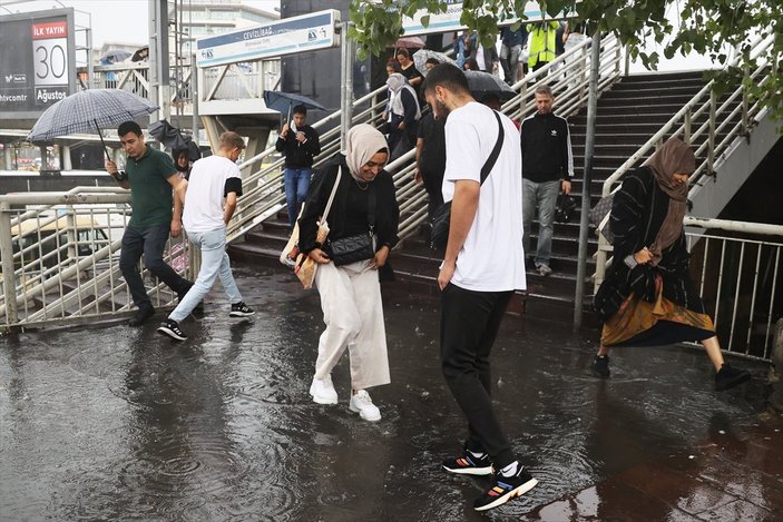İstanbul'da yağmur nedeniyle su baskınları yaşanıyor