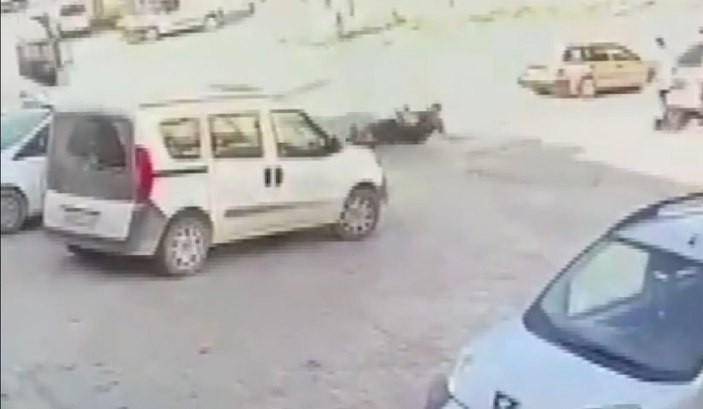 Eskişehir’de 20 yaşındaki motosikletlinin tırın altında kaldığı anlar