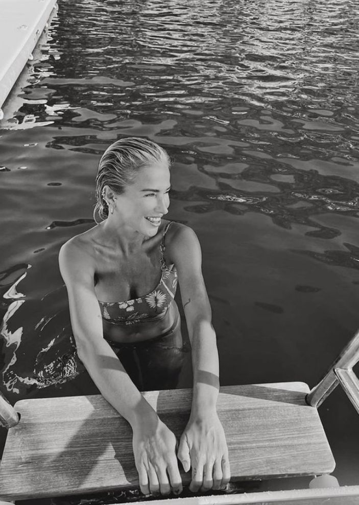 Burcu Esmersoy bikinili pozlarıyla ortalığı kasıp kavurdu! 'Şarap gibi kadın'
