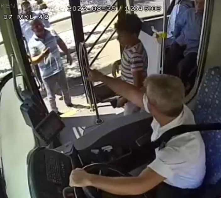 Antalya'daki otobüste unutulan turist çocuğa şoför yardımı