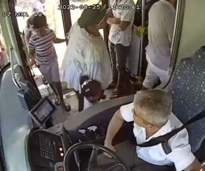 Antalya'daki otobüste unutulan turist çocuğa şoför yardımı