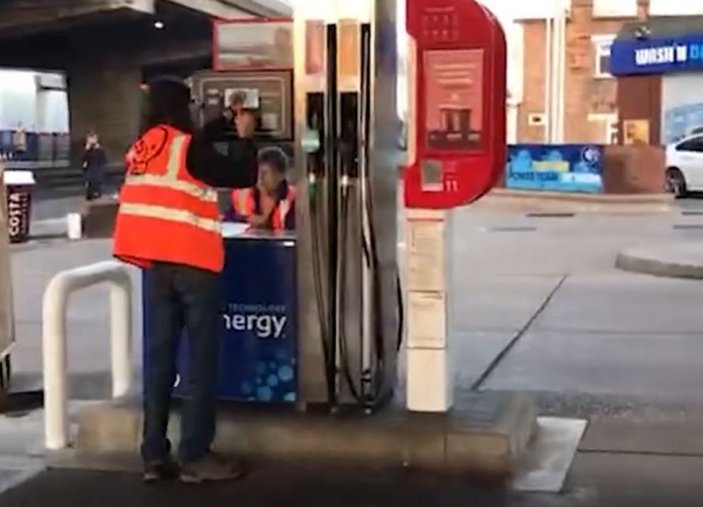 İngiltere'de aktivistler, benzin istasyonlarına saldırdı