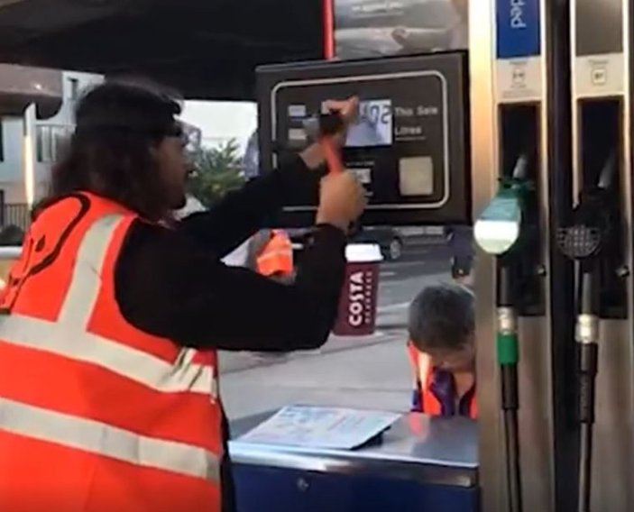 İngiltere'de aktivistler, benzin istasyonlarına saldırdı
