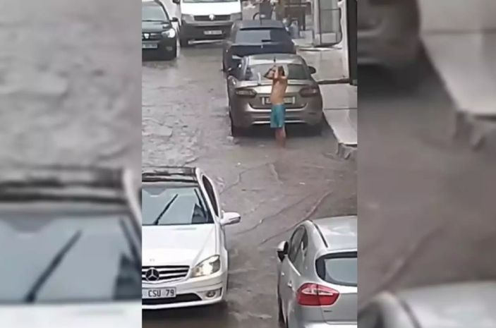 dha İzmir'de sağanak yağmurun altındaki vatandaş şampuanla duş aldı