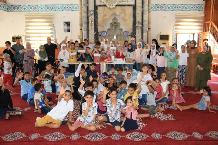 Mersin'de imam 22 yıldır Kur'an kursuna gelen çocukları ödüllendiriyor