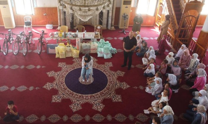 Mersin'de imam 22 yıldır Kur'an kursuna gelen çocukları ödüllendiriyor