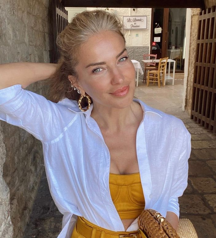 Burcu Esmersoy bikinili pozlarıyla ortalığı kasıp kavurdu! 'Şarap gibi kadın'