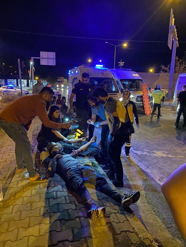 Van'da düzensiz göçmen taşıyan minibüs kaza yaptı: 1 ölü, 13 yaralı