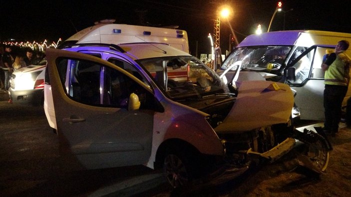 Van'da düzensiz göçmen taşıyan minibüs kaza yaptı: 1 ölü, 13 yaralı