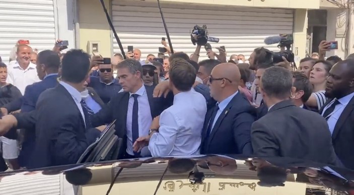 Emmanuel Macron Cezayir'de protesto edildi