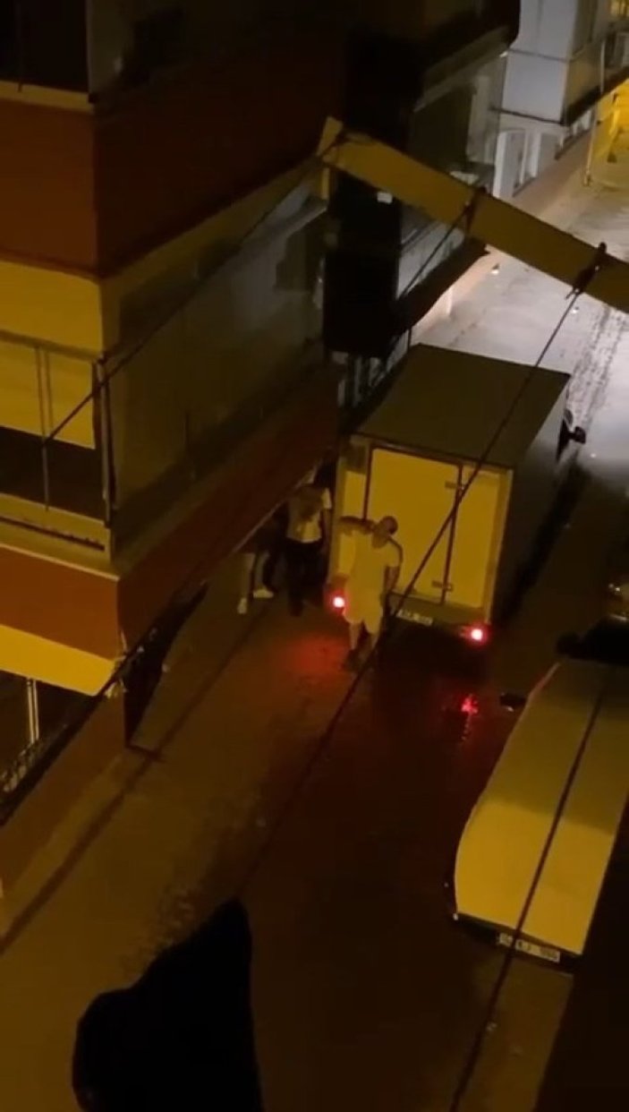 Bursa'da balkon duvarına çarpan şoför, ev sahibini tehdit etti