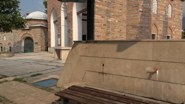 Bursa'da caminin çatısındaki kurşunları çalan hırsızlar pes dedirtti