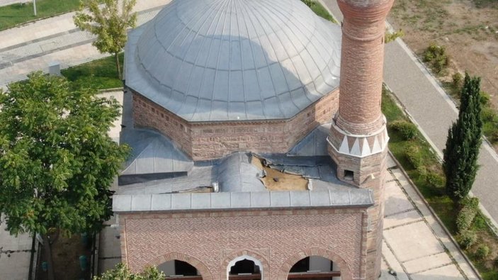 Bursa'da caminin çatısındaki kurşunları çalan hırsızlar pes dedirtti