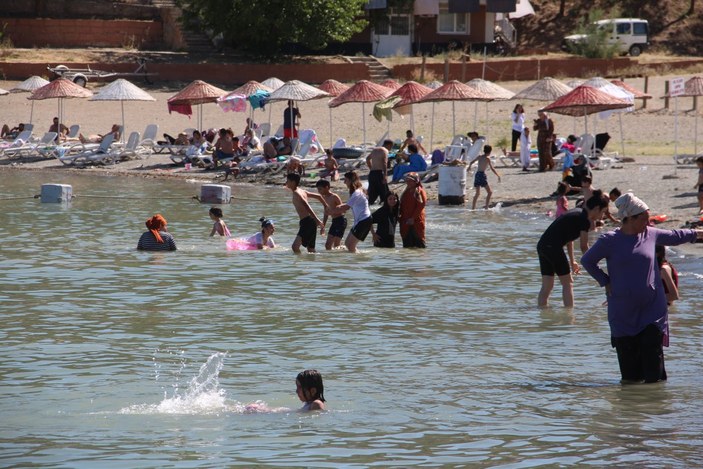 Elazığ'da sıcaktan bunalanlar soluğu Hazar Gölü'nde aldı