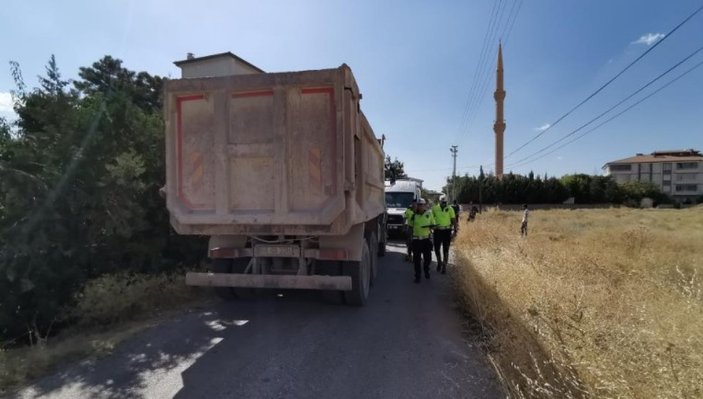Aksaray'da yol kenarında yürüyen yaşlı kadın, kamyonun altında kaldı