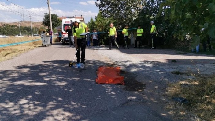 Aksaray'da yol kenarında yürüyen yaşlı kadın, kamyonun altında kaldı