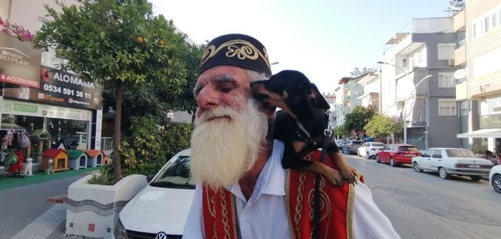 Antalya'daki turistlerin ilgi odağı: Yaşlı adam ve köpeği