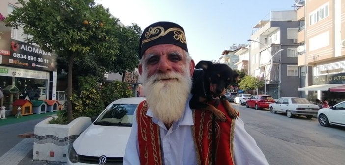 Antalya'daki turistlerin ilgi odağı: Yaşlı adam ve köpeği