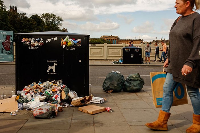 İskoçya'da temizlik işçileri grevde: Sokaklar çöplerle doldu
