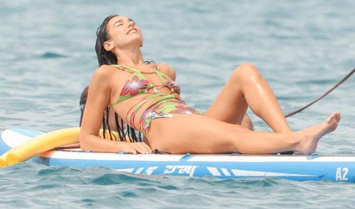 Dua Lipa, sörf tahtasında güneşlendi